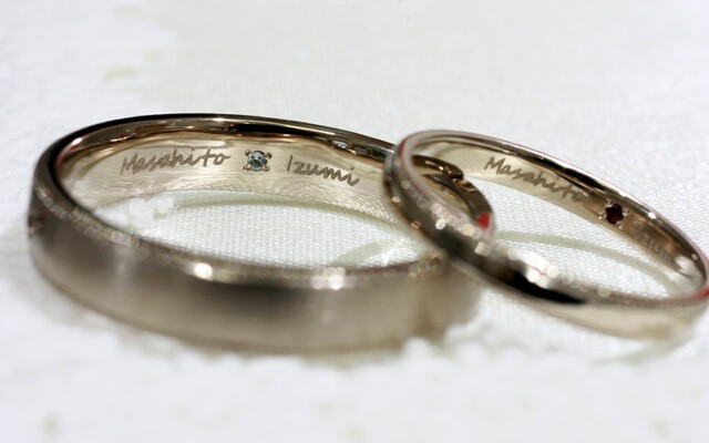 結婚指輪 婚約指輪の刻印サービス リングの内側にイニシャルや記念日 メッセージなど