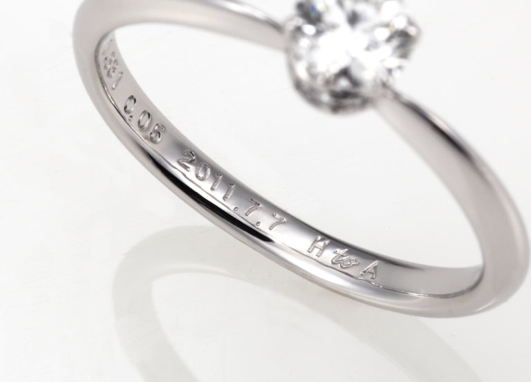 結婚指輪・婚約指輪の刻印サービス｜リングの内側にイニシャルや記念日、メッセージなど