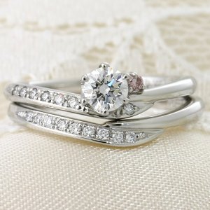 婚約指輪と結婚指輪の重ねつけ