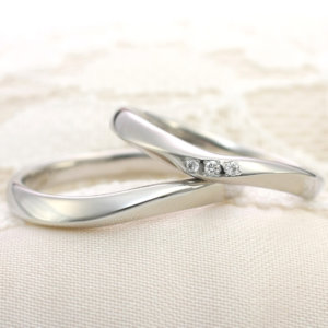 指を美しく見せてくれる魅力的な結婚指輪