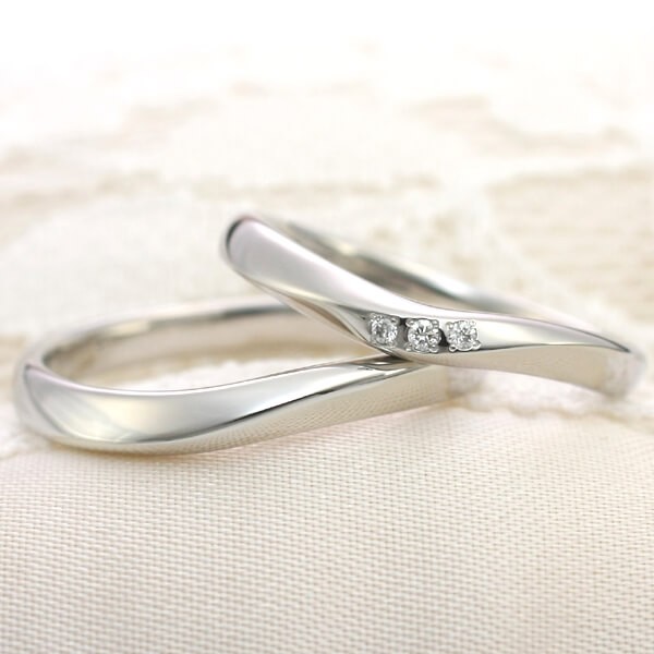 指を美しく見せてくれる魅力的な結婚指輪