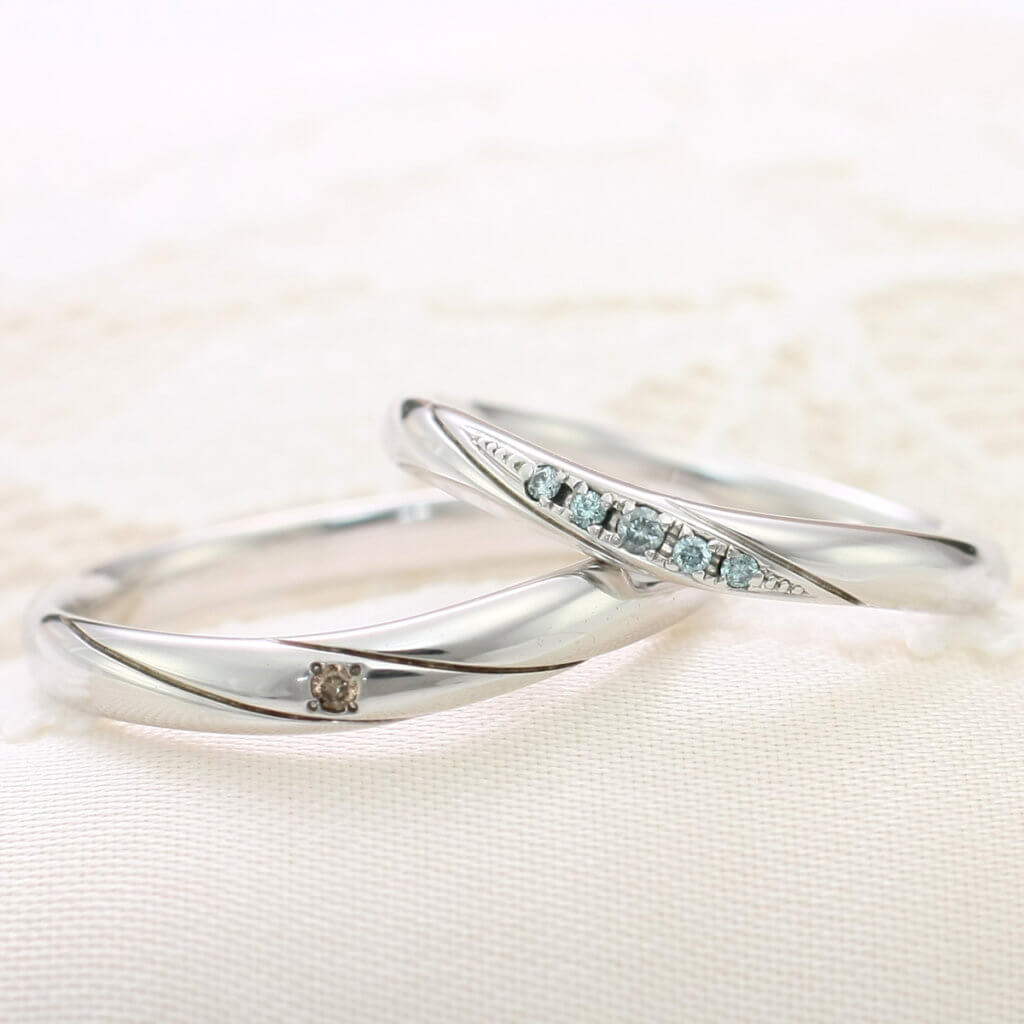 アイスブルーダイヤをセットした結婚指輪
