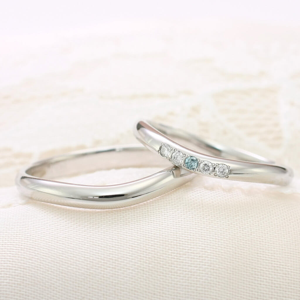指もキレイに見える上品なカーブラインの結婚指輪
