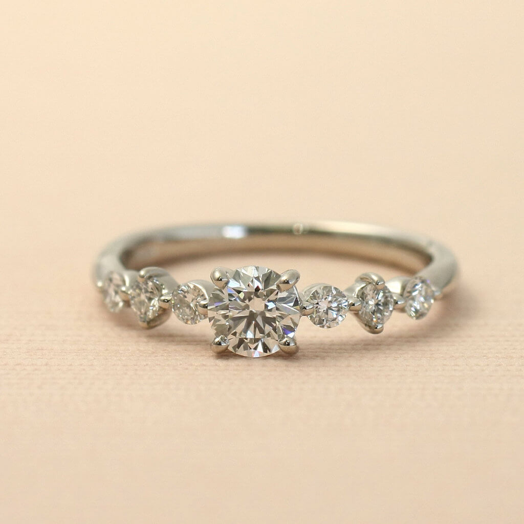 夜空にきらめく星たちをイメージした婚約指輪