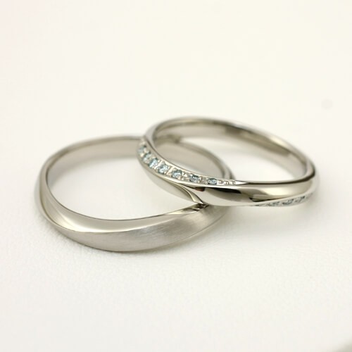 リングの両側面にながれ星をイメージしてアイスブルーダイヤを配置した結婚指輪
