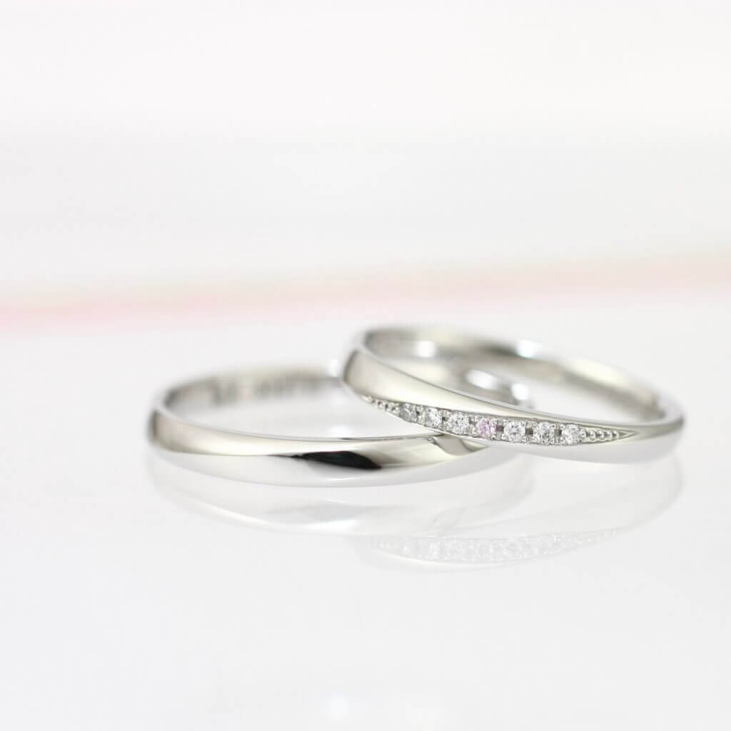  マリー～より添い～
シンプルリングにピンクダイヤのワンポイントの結婚指輪